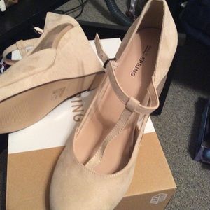 New never worn Beautiful Wedge Shoes size 10